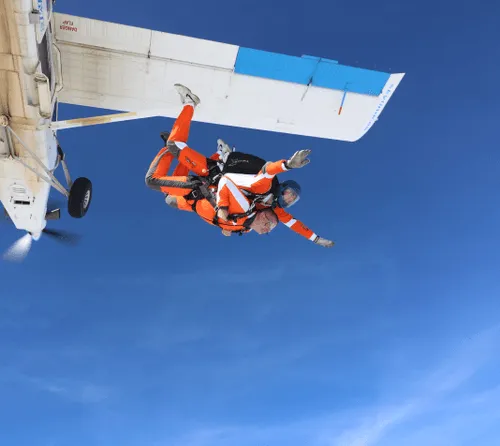 Instructor tándem con un pasajero en la salida del avión
