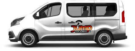 Furgoneta blanca con el logotipo de Jump Tandem