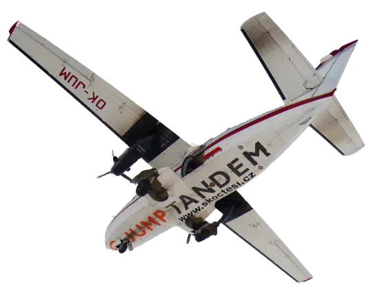 Avión L-410 en vuelo