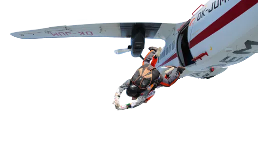 Instructor tándem con un pasajero en la salida del avión