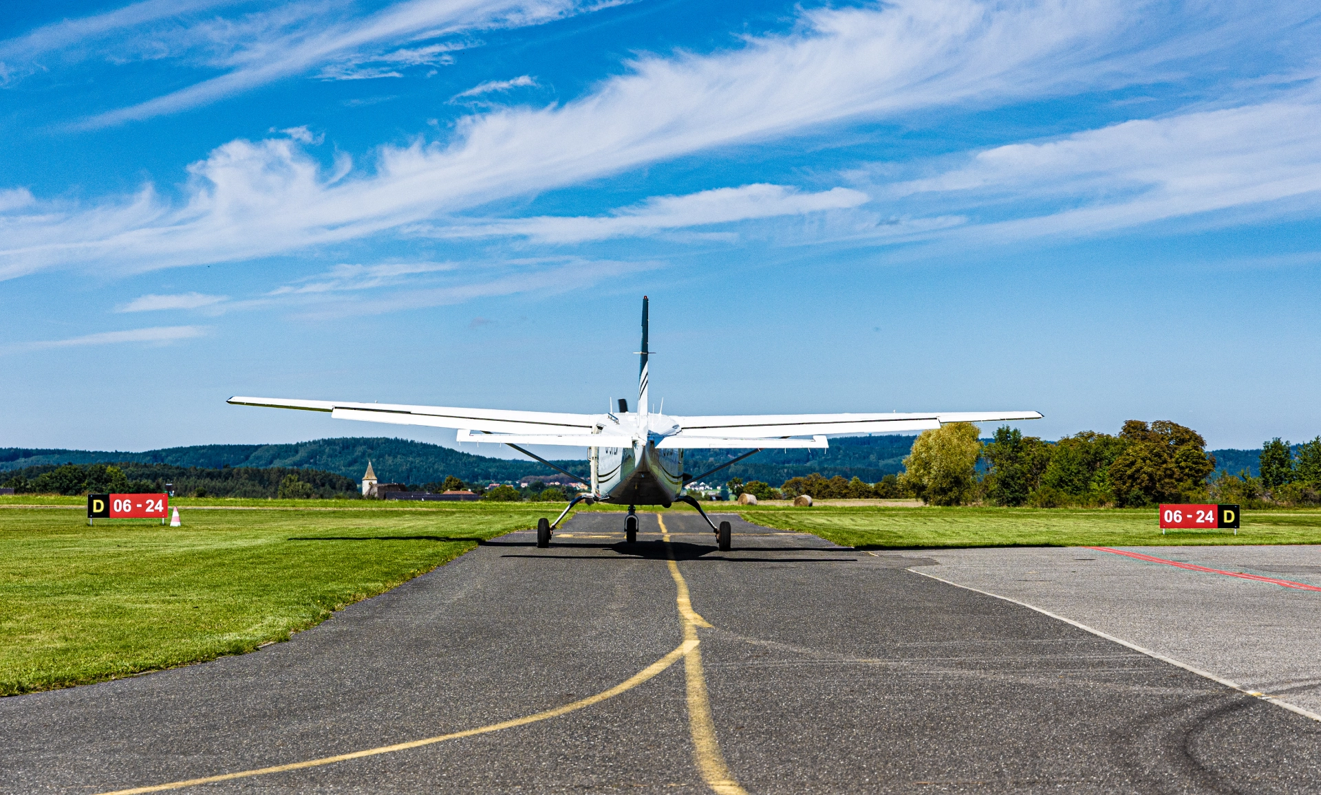 Weißes Flugzeug auf der Landebahn