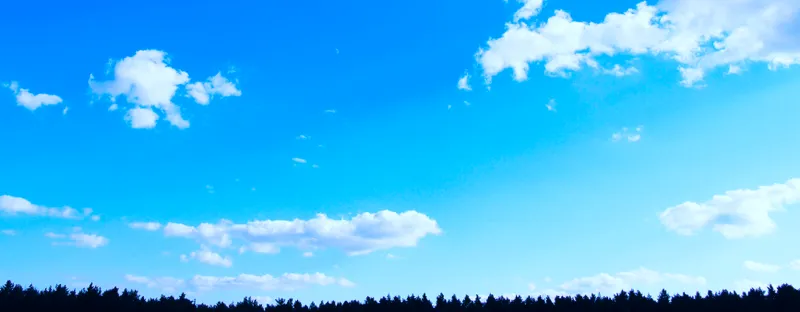 Blauer Himmel mit weißen Wolken