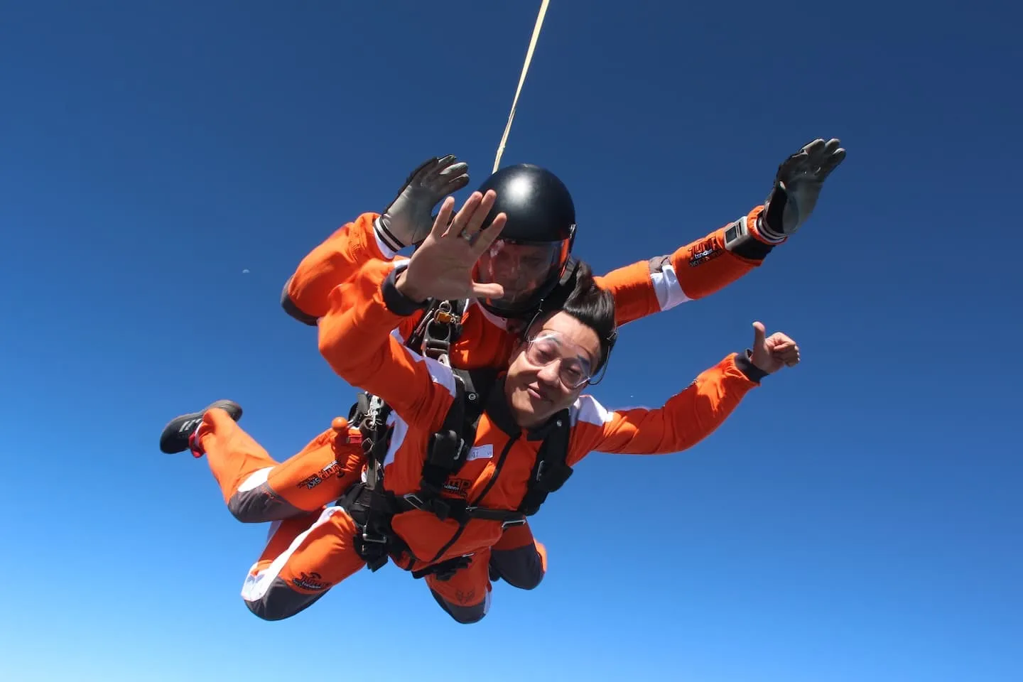 Instructor tándem con un pasajero en caída libre