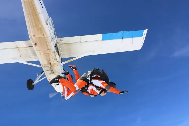 Instructor tándem con un pasajero en la salida del avión