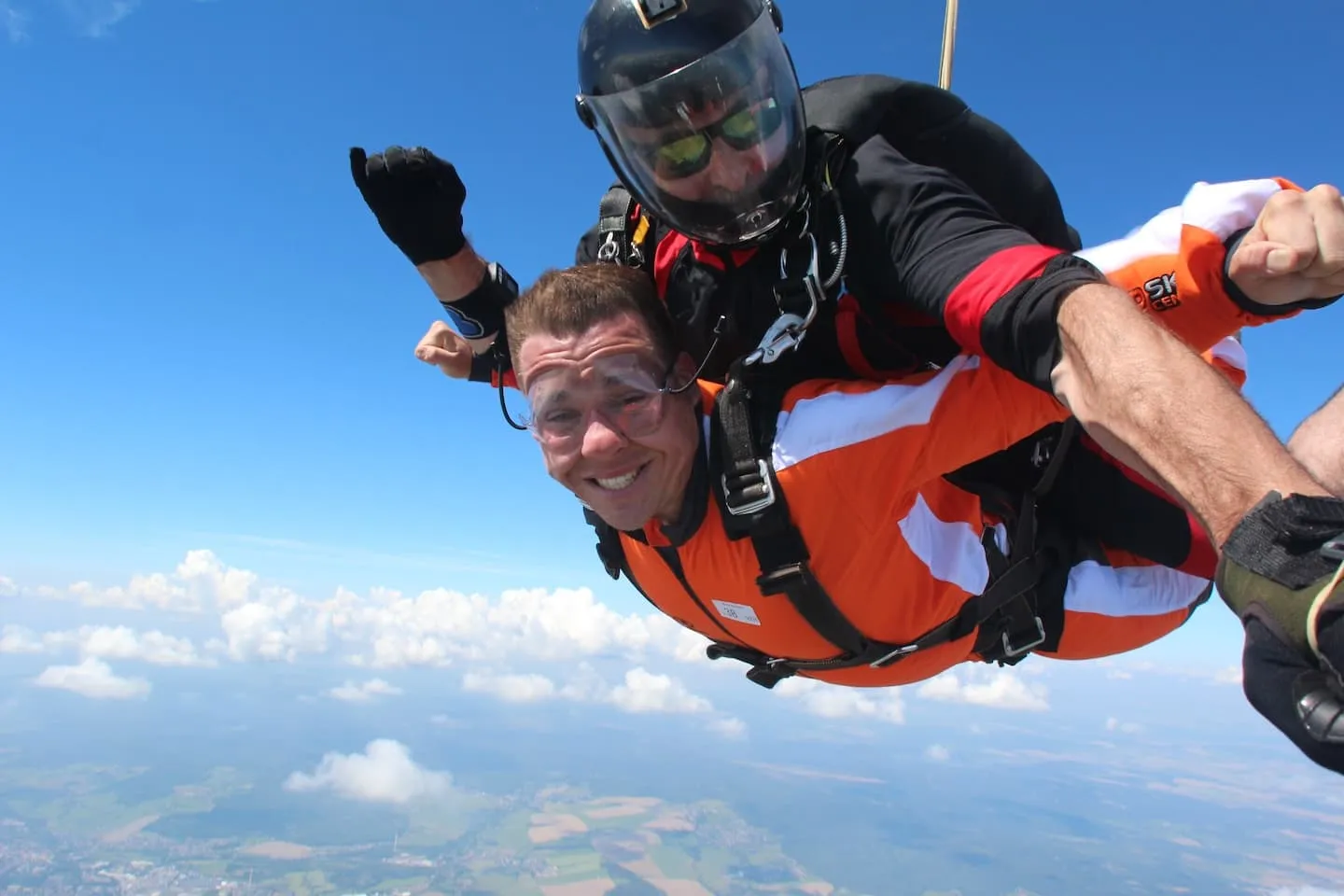 Tandemmaster mit Passagier im freien Fall