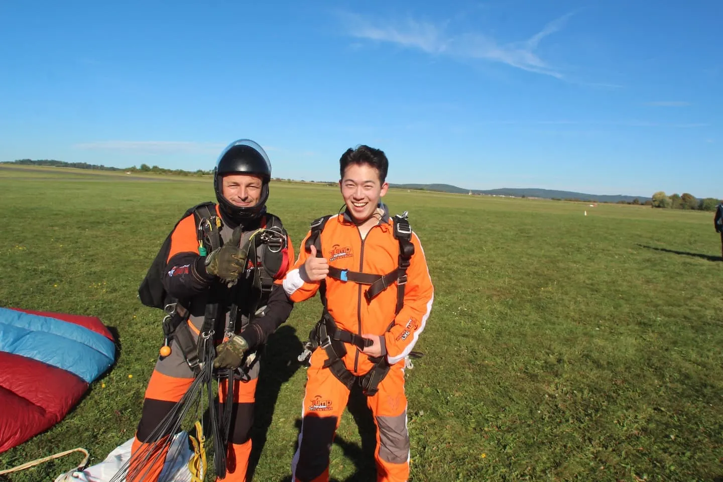 Tandemmaster mit Passagier nach der Landung