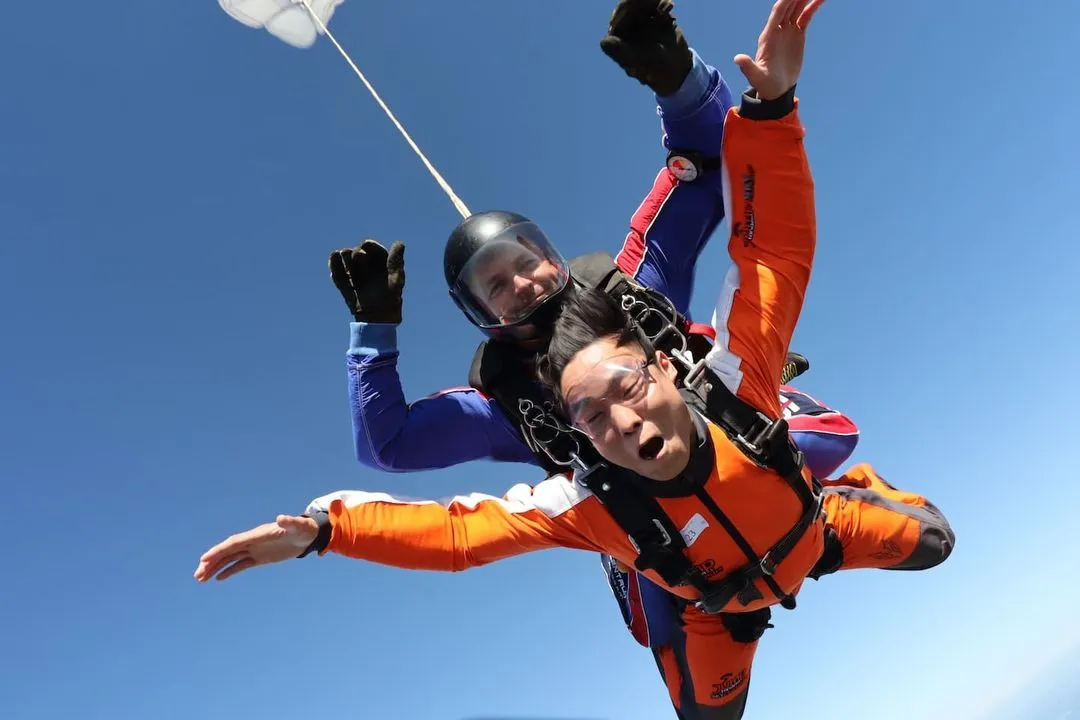 Instructor tándem con un pasajero en caída libre