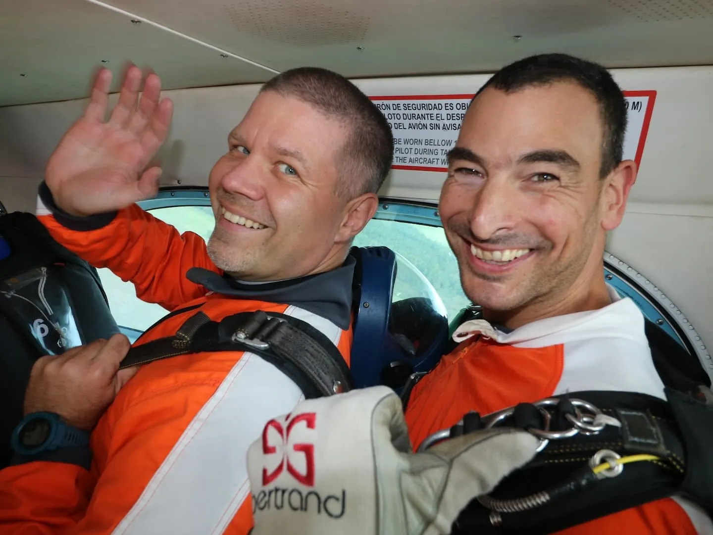 Tandemmaster mit Passagier im Flugzeug