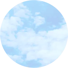 Blauer Himmel mit weißen Wolken