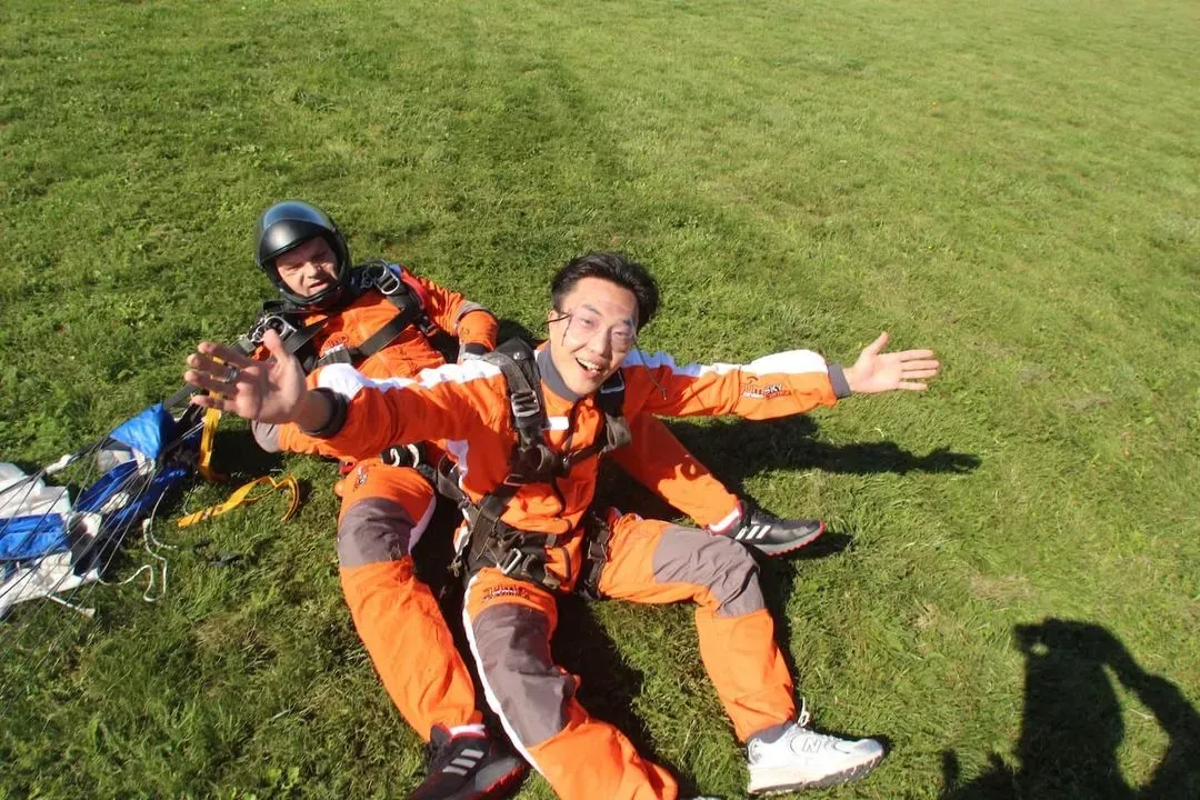 Tandemmaster mit Passagier nach der Landung