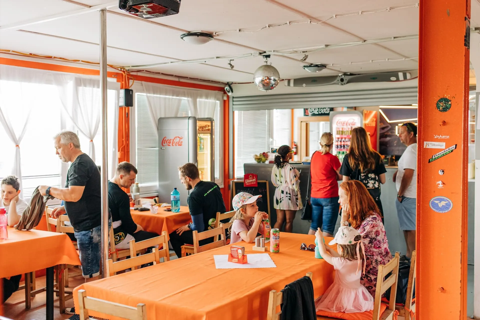 Salto tándem, aeródromo de Prostějov, comedor