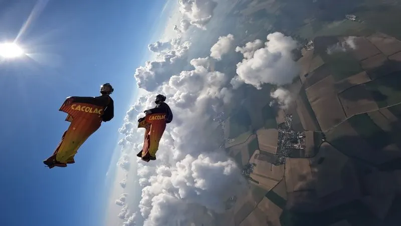 Fallschirmspringer im freien Fall im Wingsuit