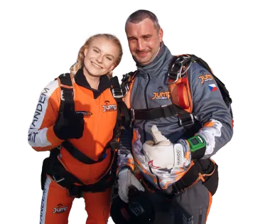 Instructor tándem con una pasajera antes del salto tándem