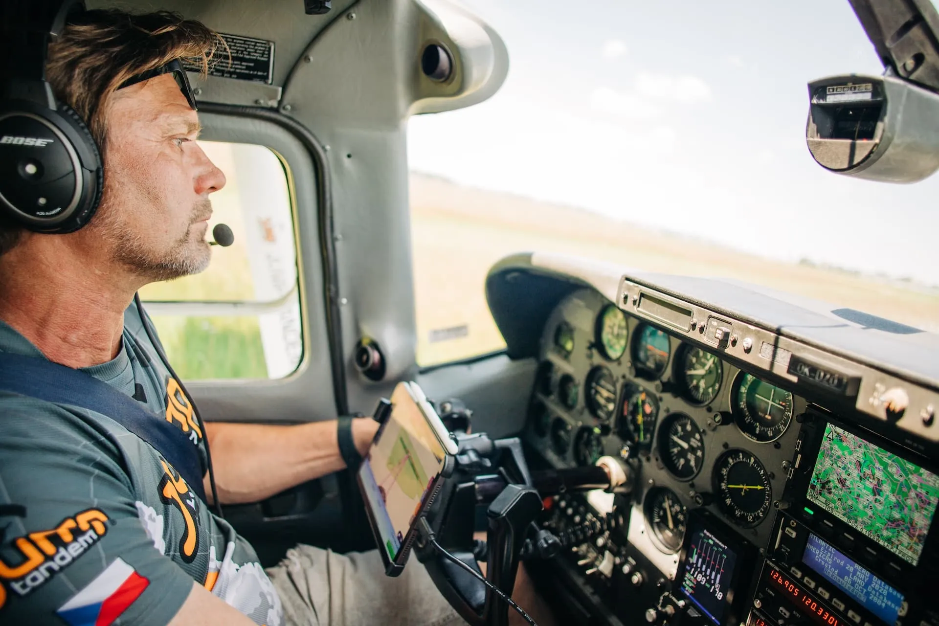 Martin Dlouhý pilotando un avión en un vuelo panorámico