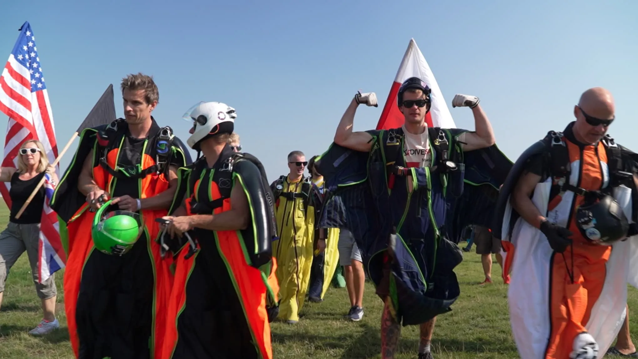 Wingsuiter auf einer Wiese vor dem Einsteigen ins Flugzeug.