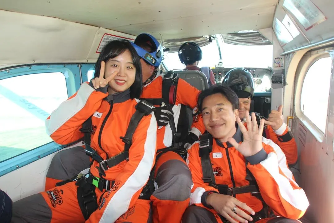 Menschen im Jump-Tandem-Overall im Flugzeug