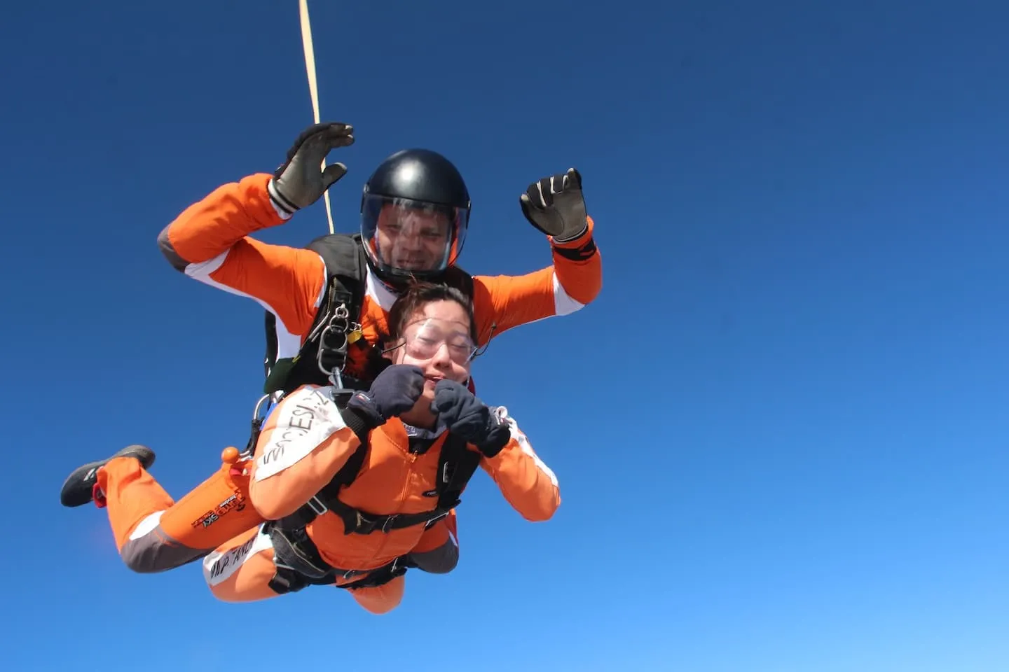 Tandemmaster mit Passagier im freien Fall