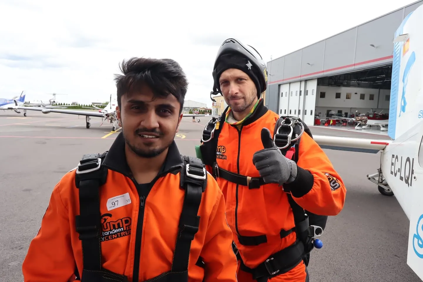 Passagiere vor dem Einsteigen ins Flugzeug zum Tandemsprung, Flugplatz Příbram