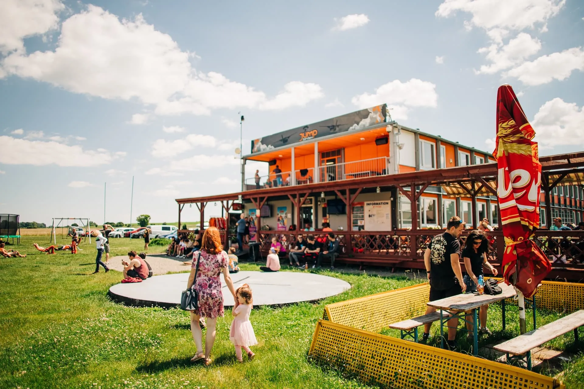 Salto tándem, aeródromo de Prostějov, parque infantil