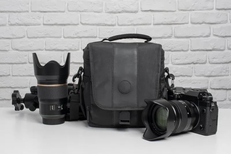 Cámara de fotos con objetivo y bolsa