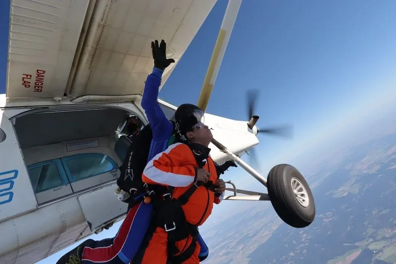 Tandemmaster mit Passagier beim Absprung aus dem Flugzeug