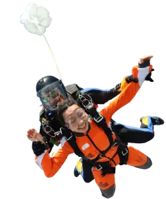 Instructor tándem con un pasajero durante la caída libre