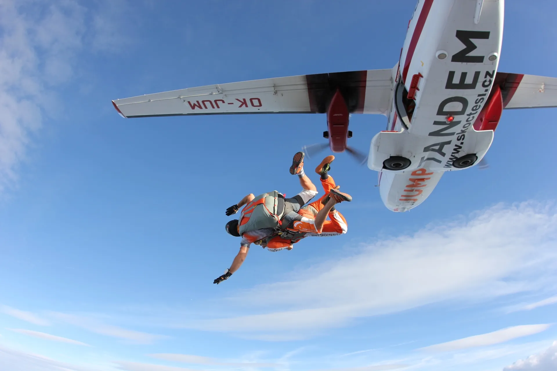 Tandemmaster mit Passagier beim Absprung aus dem Flugzeug