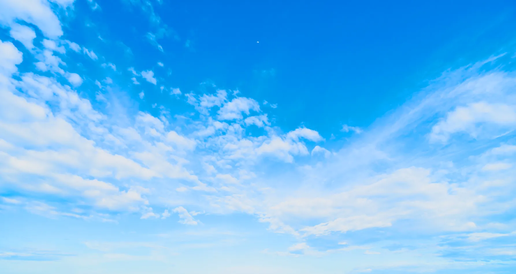 Nubes blancas en un cielo azul.