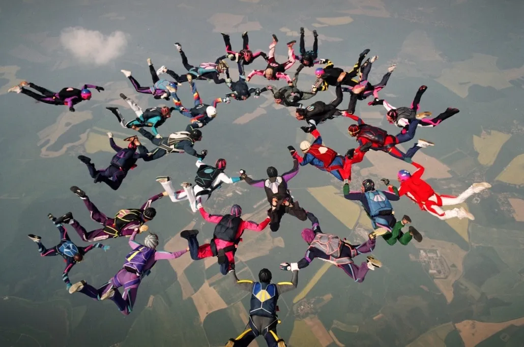 Gruppe von Fallschirmspringern im freien Fall