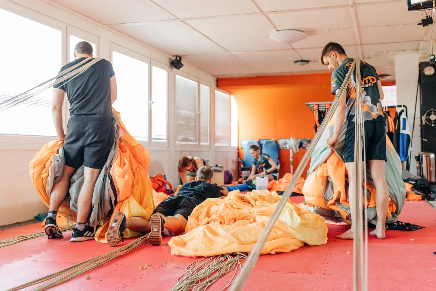 Packen eines Fallschirms für den Tandemsprung