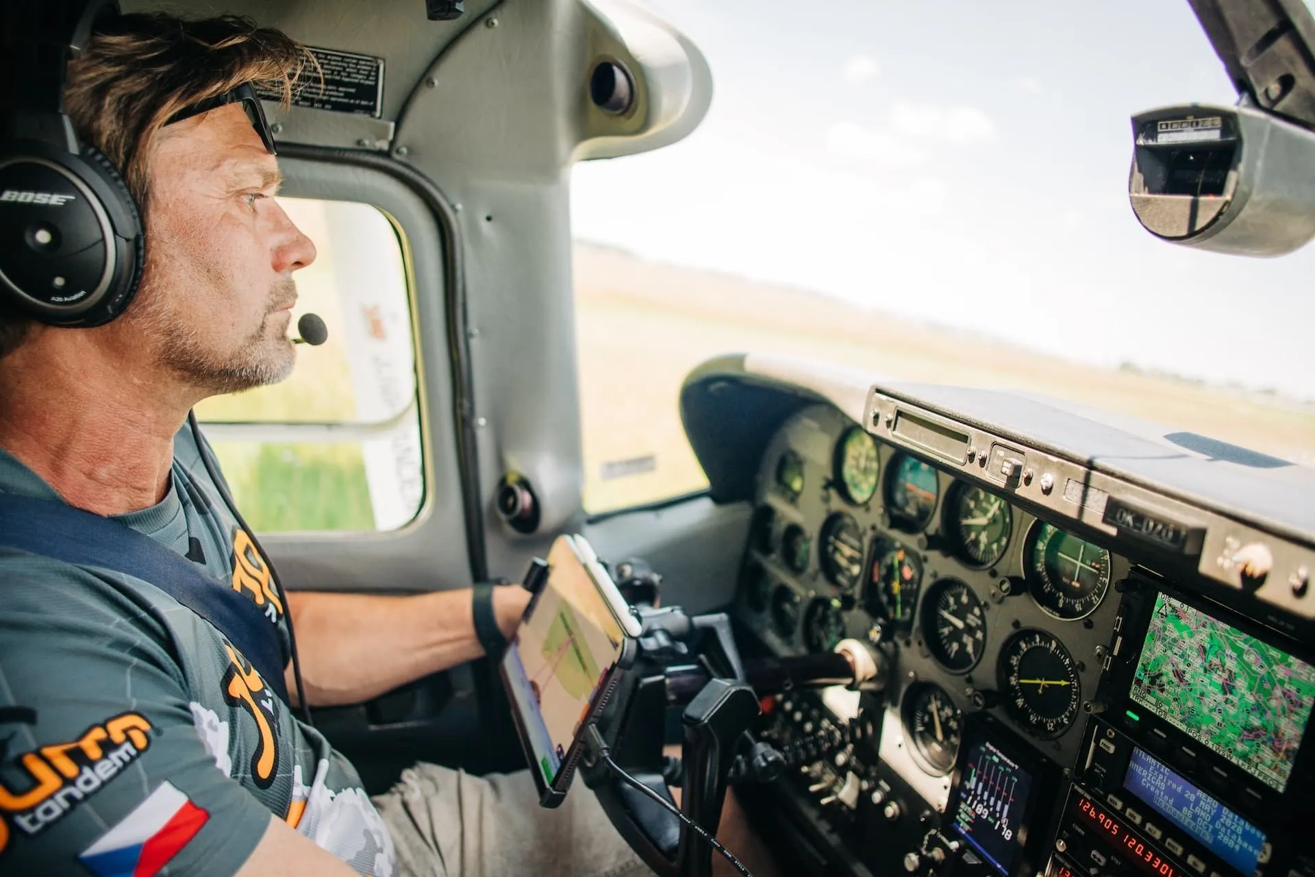 Piloto en la cabina de un avión