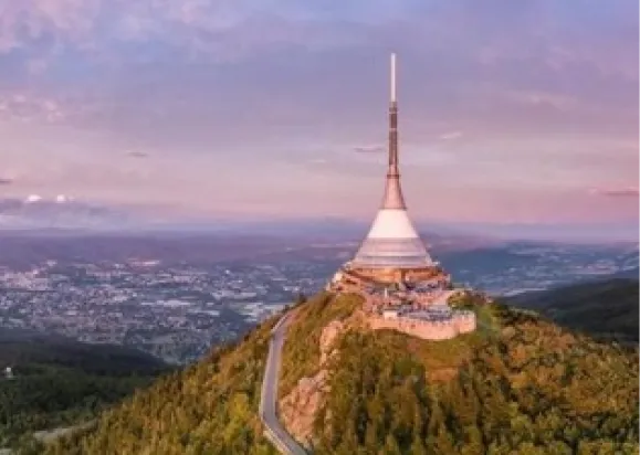 Blick auf einen Aussichtsturm aus dem Flugzeug