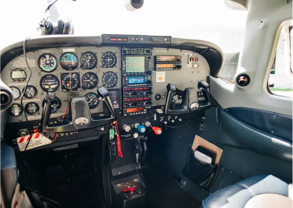 Flugzeugcockpit mit Instrumentenbrett