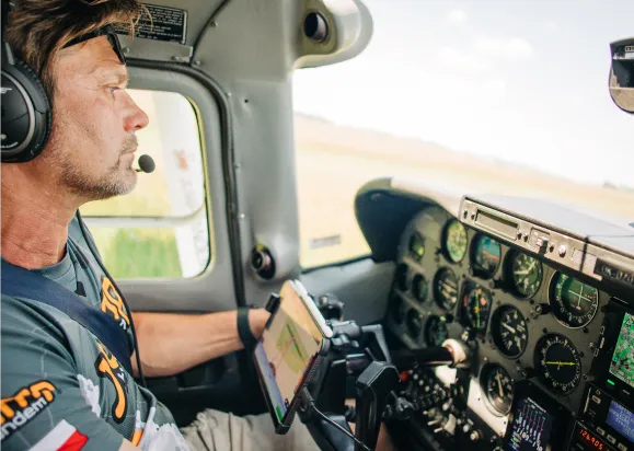 Pilot im Cockpit eines Flugzeugs