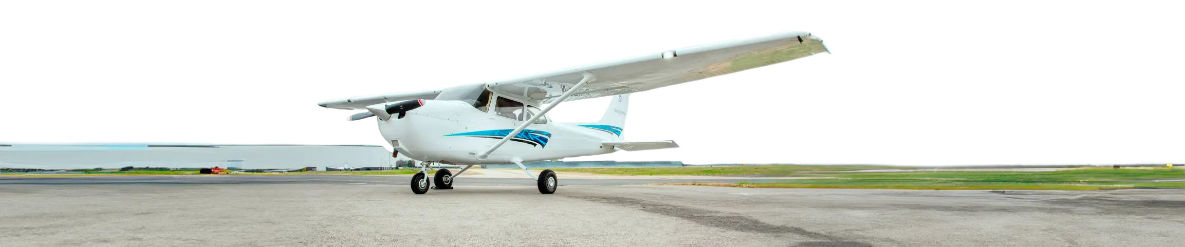 Ein Flugzeug fliegt am Himmel