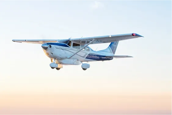 Avión CESSNA 206h en vuelo