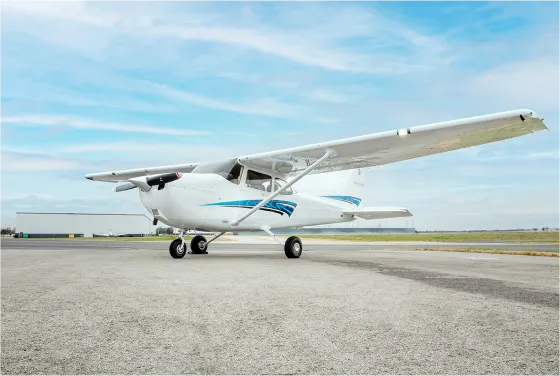 Avión CESSNA 150l en la plataforma