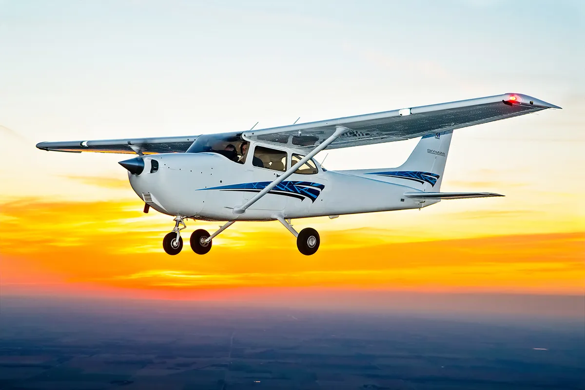 Flugzeug im Flug bei Sonnenuntergang