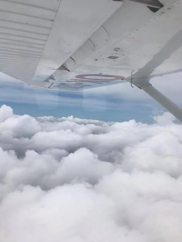 空中出租车在云端飞行