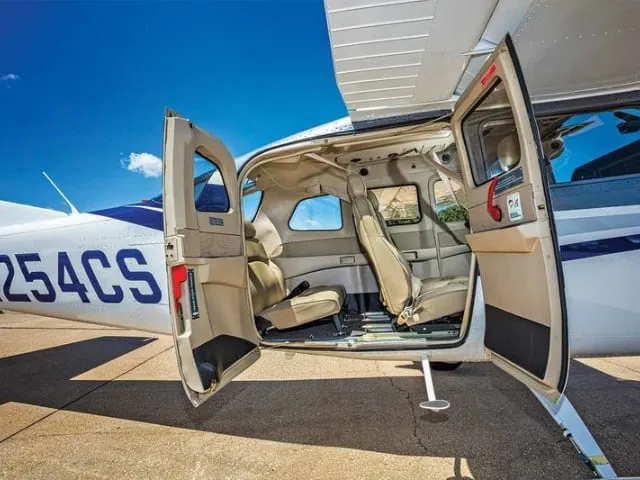 用于空中出租车的 CESSNA 停在停机坪上,舱门敞开。