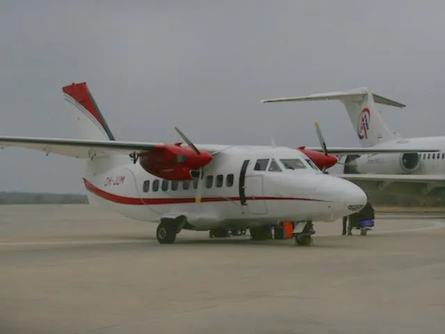 停机坪上的 L 410 飞机。