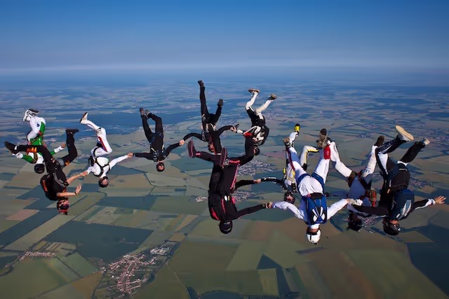 Sportfallschirmspringer im freien Fall.