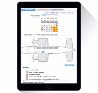 Tablet mit einer App zur Sitzplatzbuchung im Flugzeug, die eine Draufsicht auf das Flugzeug mit hervorgehobenen freien und belegten Sitzen und einen Kalender zur Auswahl des Flugdatums zeigt.