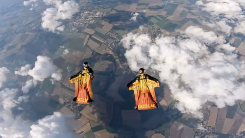 Sportfallschirmspringer im freien Fall im Wingsuit