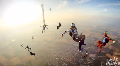 Sportfallschirmspringer im freien Fall