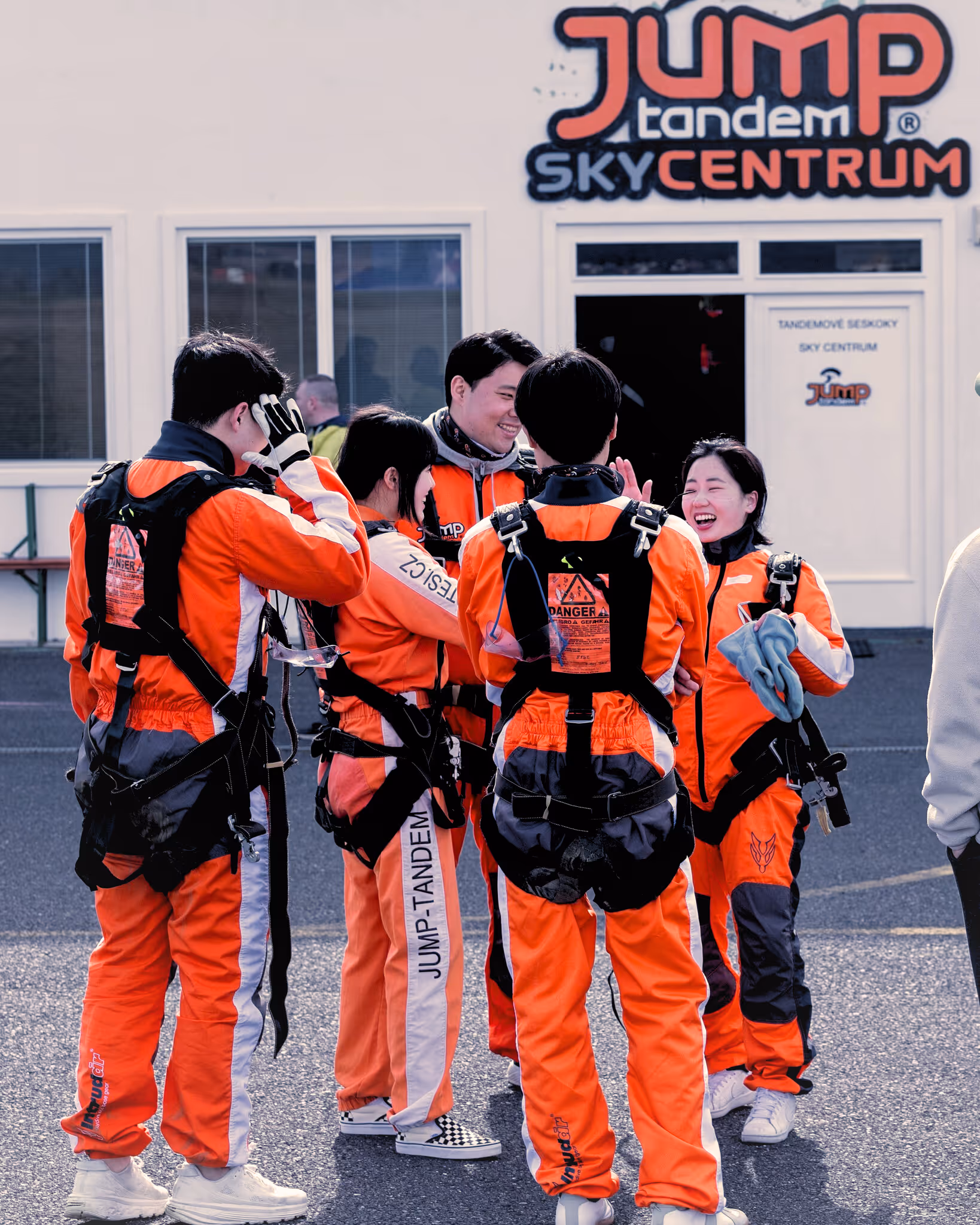 Un grupo de personas en el aeródromo antes de un salto tándem.