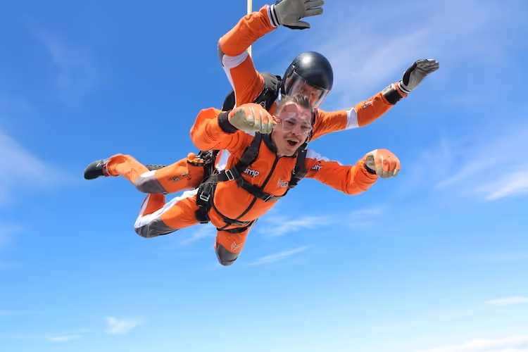 salto tándem durante la caída libre