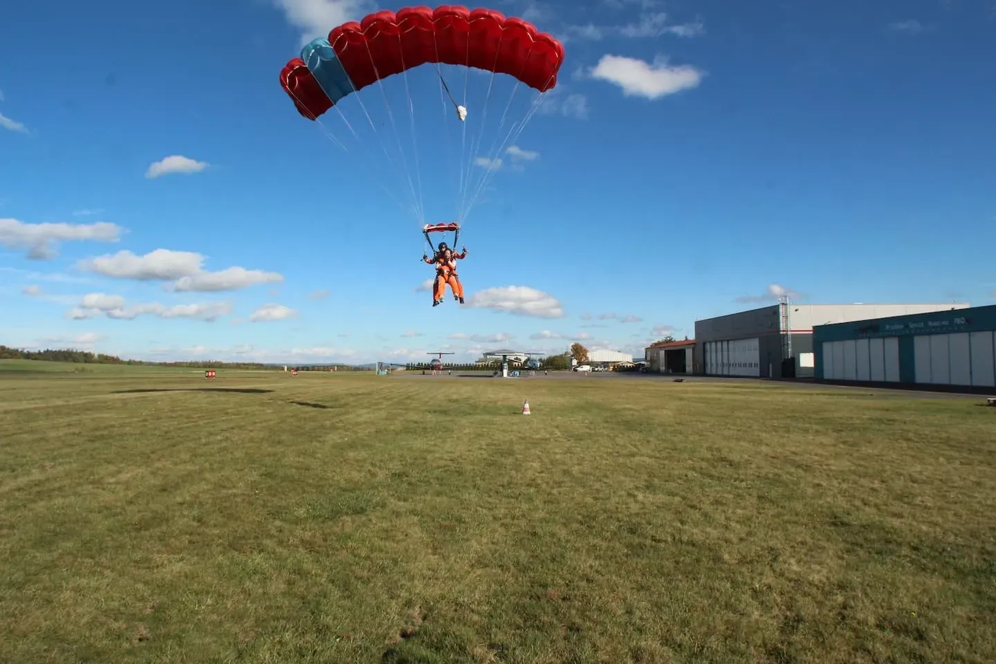 aterrizaje en paracaídas con el instructor tándem