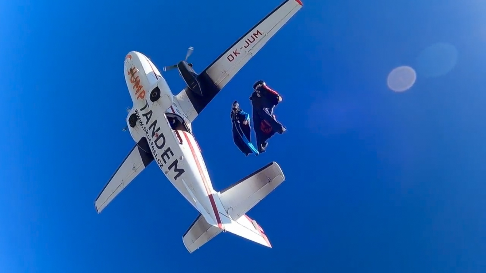 parachutistes sautant de l'avion