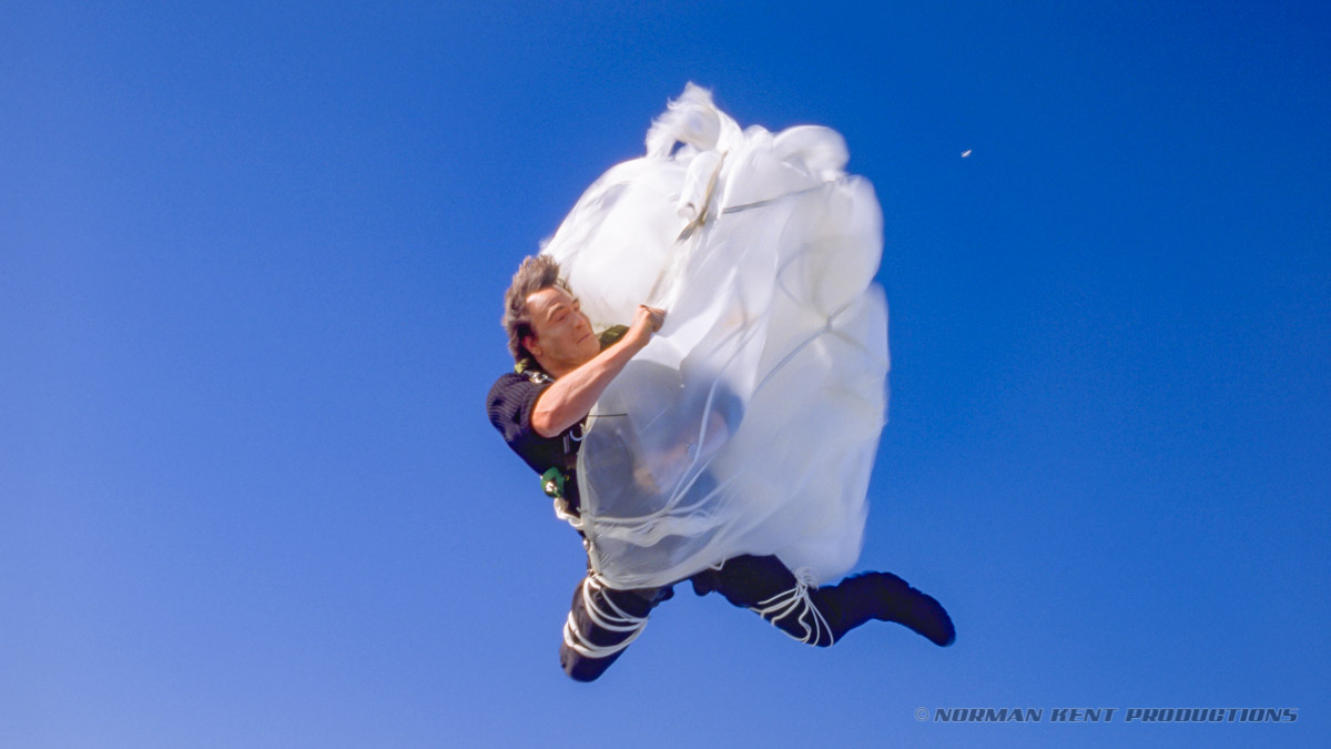 parachutiste dans les airs attrapant un parachute